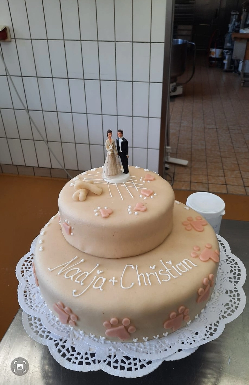 Bäckerei Konditorei Neher Rettenberg -  Backwaren und Lebensmitteln - Mehrstöckige Hochzeitstorte mit den Namen Nadja + Christian darauf
