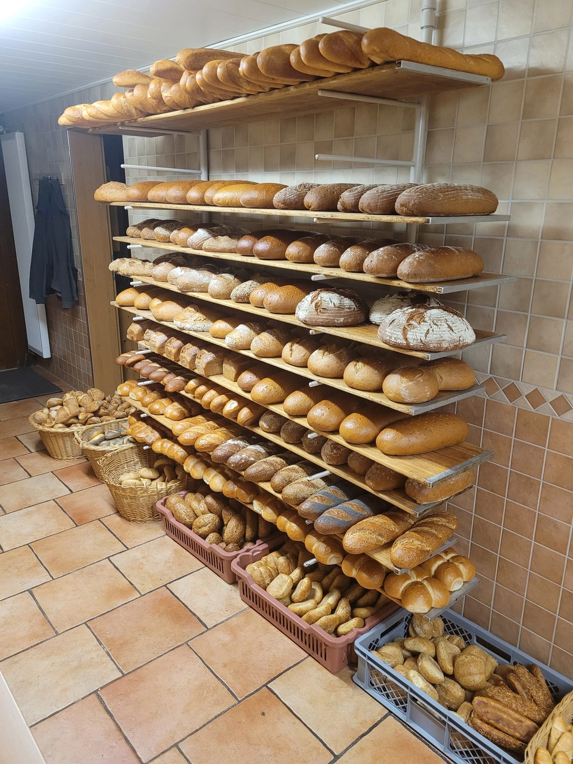 Bäckerei Konditorei Neher Rettenberg - Backwaren und Lebensmitteln - Frisch gebackene Brötchen auf einem Gestell