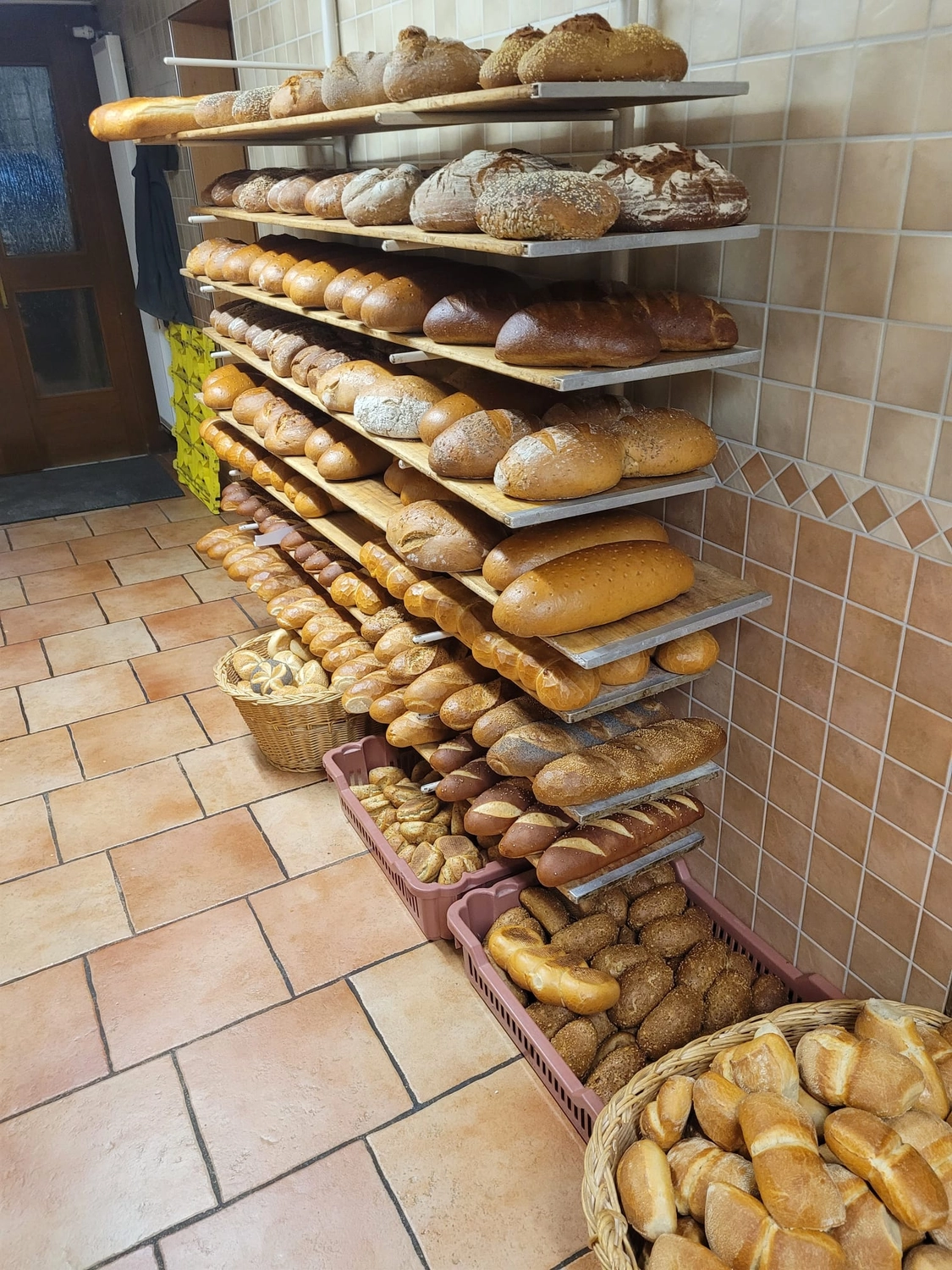 Bäckerei Konditorei Neher Rettenberg - Backwaren und Lebensmitteln - Frisch gebackene Brötchen auf einem Gestell