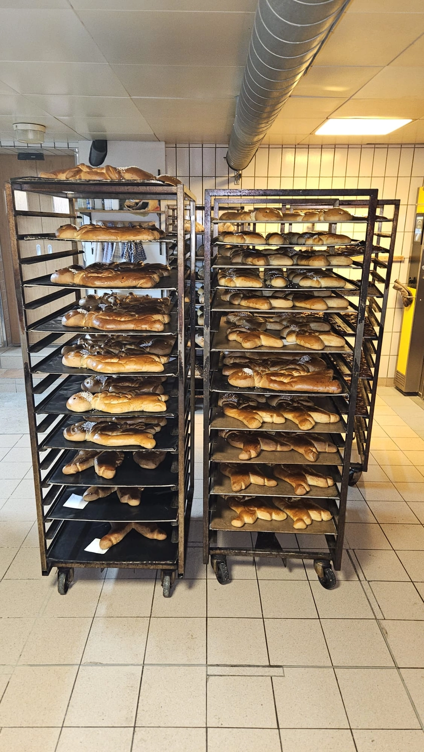 Bäckerei Konditorei Neher Rettenberg - Backwaren und Lebensmitteln - Frisch gebackene Brötchen auf einem Gestell