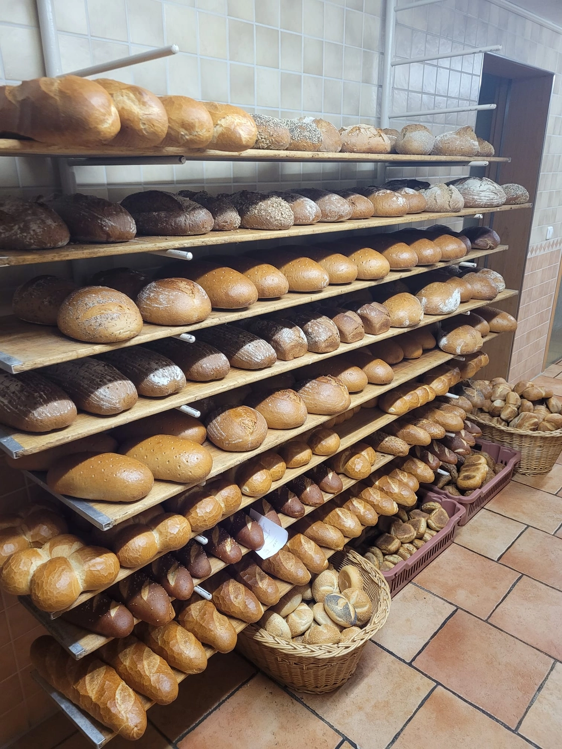 Bäckerei Konditorei Neher Rettenberg - Backwaren und Lebensmitteln - Frisch gebackene Brötchen auf einem Gestell