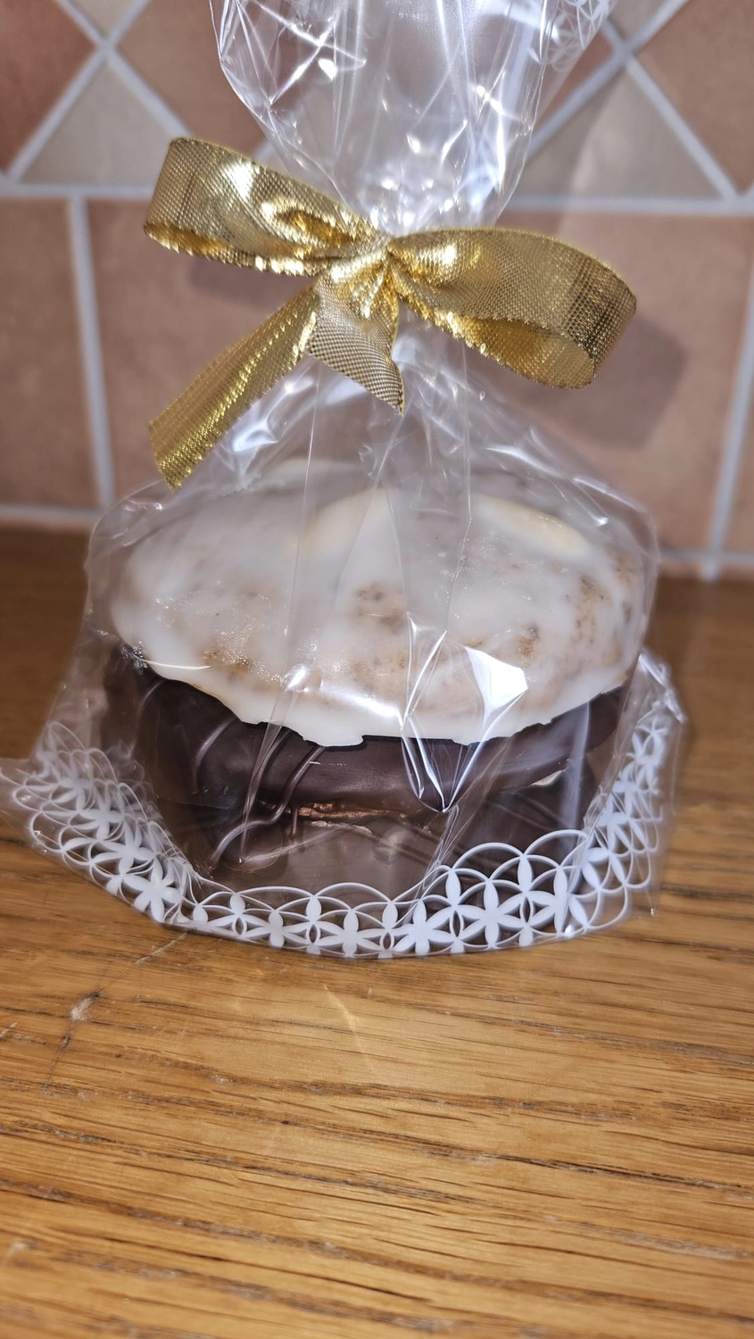 Bäckerei Konditorei Neher Rettenberg - Backwaren und Lebensmitteln - Ein verpacktes Süßwarenprodukt, wahrscheinlich ein Gourmet-Keks oder -Gebäck.